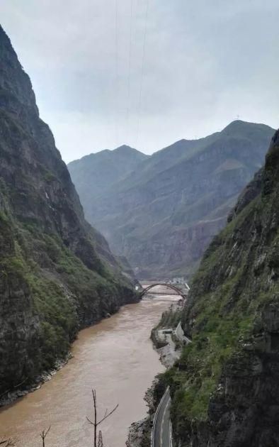 长江黄河的发源地所在的省区是