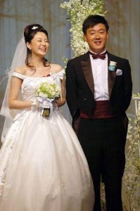 ​佟大为的老婆是谁（恩爱夫妻佟大为、关悦：差点错过彼此，如今一家五口幸福不