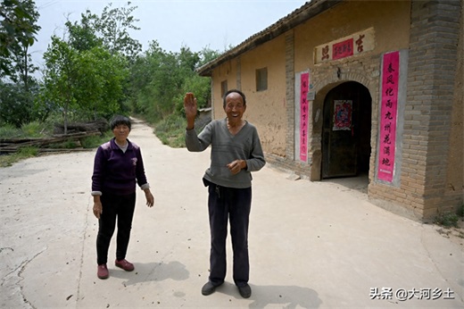 农村老夫妻厨房砌4个土灶，分别蒸馍炒菜煮汤，房内一地道很神秘