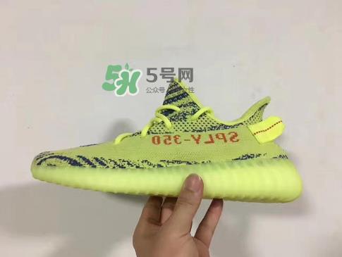 adidas yeezy boost 350 v2黄斑马是夜光的吗？