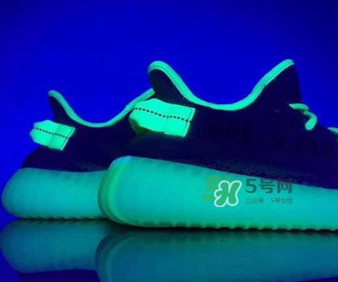 adidas yeezy boost 350 v2黄斑马是夜光的吗？