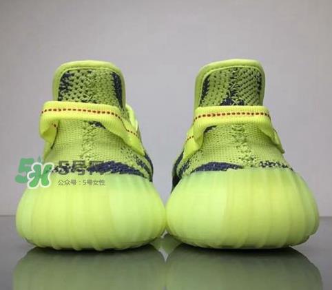 adidas yeezy boost 350 v2黄斑马是夜光的吗？