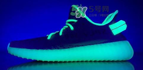 adidas yeezy boost 350 v2黄斑马是夜光的吗？