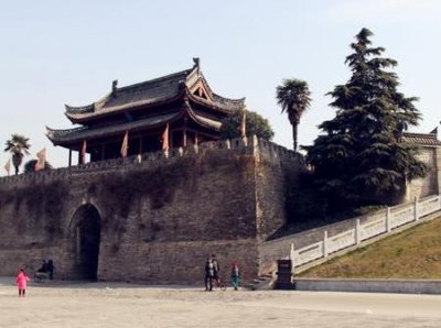 ​古代修建城市时为什么要修城墙 古人有用什么材料修建的