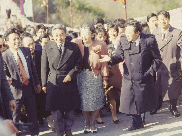 历史上日本天皇第一次访华，宴会上却要求中方撤掉这道菜