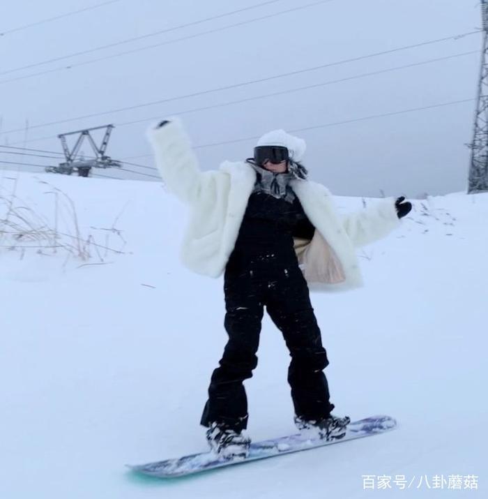 陈奕迅梁朝伟两家相约日本滑雪，徐濠萦这是要把雪场变成时装秀？