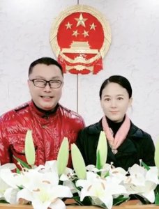 ​51岁尹相杰与岳父母同框，岳母打扮似贵妇，娇妻小腹微凸疑怀孕