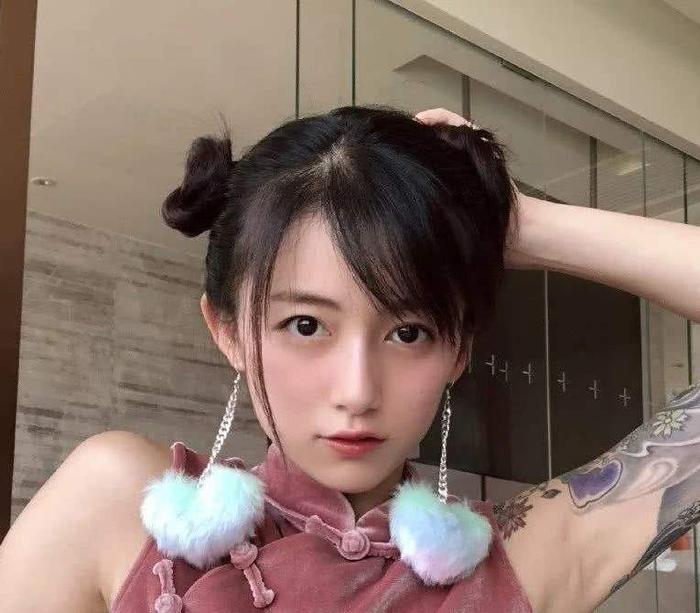 李诞老婆“校服照”曝光真实颜值，美貌都是靠P