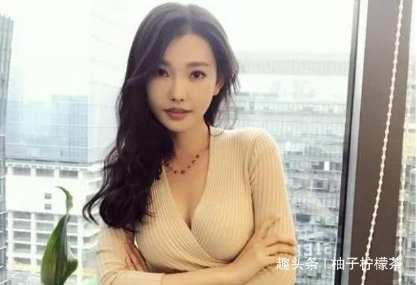 周润发“女儿”生活照流出，高腰V领异域风情，好身材一览无余