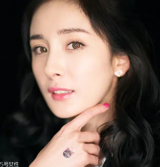 棕色美瞳适合化什么妆 棕色美瞳适合什么人