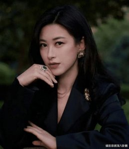 ​36岁朱珠带女儿上杂志风韵犹存，女儿完美复刻梨涡，太会遗传了